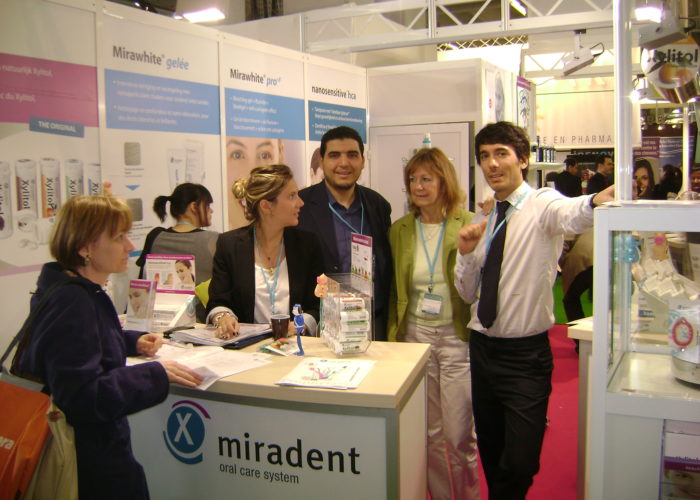 Dr SAMKAOUI au stand Pharmagora Paris 2014 Dr SAMKAOUI au stand Pharmagora Paris 2014